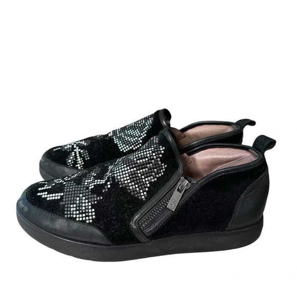 Donald J Pliner Mylasp Embellished Floral Black Suede Sneaker Size 7 - Picture 3 of 16